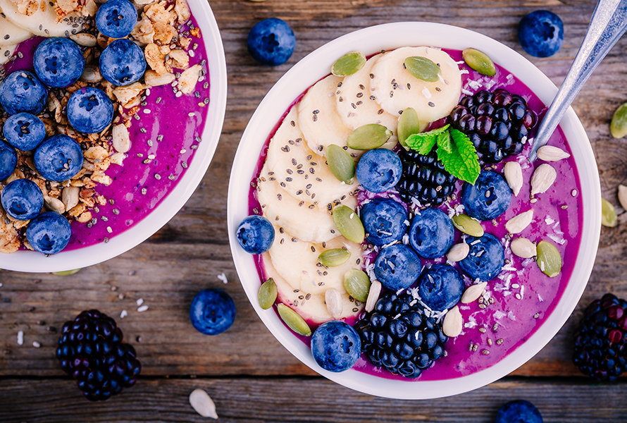 Frische Frühstücksbowl Ein gesundes Frühstück mit Joghurt, Banane, Brombeeren und Blaubeeren – idealer Start in den Tag für Schwangere.