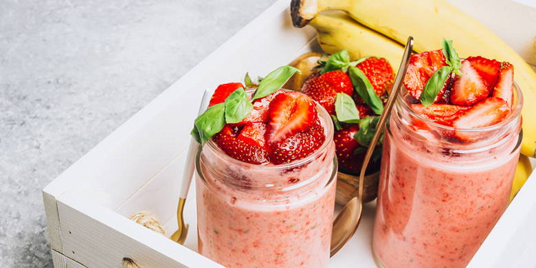 Blog Grossesse - Recette Smoothie à la banane et à la fraise. Une combinaison savoureuse, qui permet dans les mois chauds d'été pour un enrichissement bienvenu de la carte. L'ajout de basilic frais lui donne une note particulièrement exquise. Diluer avec de la glace pilée ou de l'eau