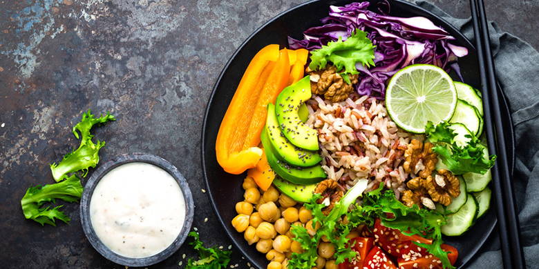 Food Bowl bezeichnet das traditionelle Essen im asiatischen Raum. Traditionell nimmt man das Mahl gemeinsam in Achtsamkeit und Stille zu sich, besinnt sich auf den Grundgedanken was Körper und Geist benötigen und zeigt Dankbarkeit. Ziel ist, nur so viel zu sich nehmen, um den Energiebedarf zu decken.