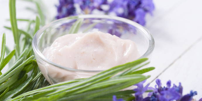 Lavanda lenitiva, antinfiammatoria e curativa. Dal momento che il profumo seducente proviene dai fiori, abbiamo solo bisogno di loro per la produzione. Chi vuole fare del bene alla sua pelle, cade di nuovo su crema per le mani fatta da sé per la cura della pelle delicata. Semplici istruzioni per la produzione.