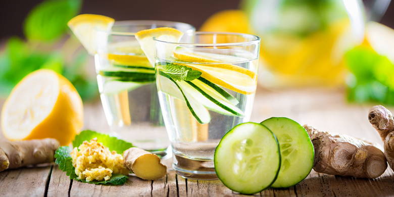 Niente disseta meglio dell'acqua. Immergetevi nella varietà di acqua aromatizzata. Frutta, cetrioli, limoni, limette ed erbe aromatiche sono adatti per la produzione di bevande disintossicanti. Lo zenzero aiuta contro la malattia del mattino. L'acqua aromatica è ricca di vitamine e povera di calorie.