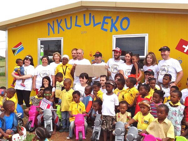 Vor zwei Jahren war unser Team im Einsatz in Südafrika. Dank dem grossen Engagement des Einsatzteams und den grosszügigen Spenderinnen und Spendern, konnte die KITA Nkululeko neu gebaut werden.