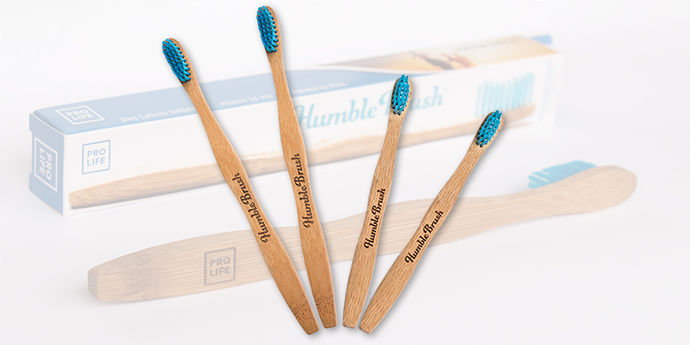 Humble Brush Zahnbürste Neu in unserem Onlineshop erhältlich: Humble Brush Zahnbürsten - Sie zeichnen sich durch ihre einzigartige Nachhaltigkeit aus, bestehen aus biologisch abbaubarem Bambus, sind vegan und verfügen über einen ergonomischen Griff. Wählen Sie die ökologische Hubble Brush Zahnbürste - der Umwelt zuliebe!