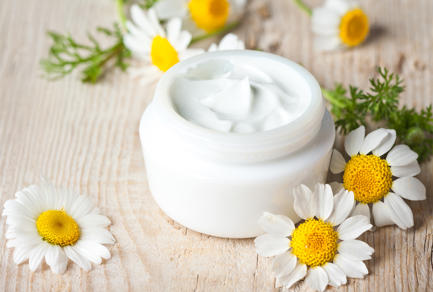 Crema per le mani e curativa alla camomilla secondo il metodo della nonna La camomilla ha un effetto calmante e antibatterico – ideale per la cura mirata delle piccole irritazioni cutanee. Con colore bianco per un tocco extra di naturalezza.