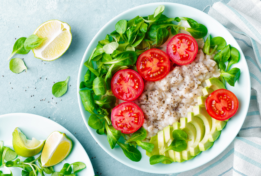 Porridge salé – épicé, rassasiant, sain Affiné avec du bouillon de légumes, du poivre et des légumes frais, le porridge devient un repas chaud et salé. Idéal en cas de brûlures d’estomac ou lorsque vous avez envie de quelque chose de consistant.