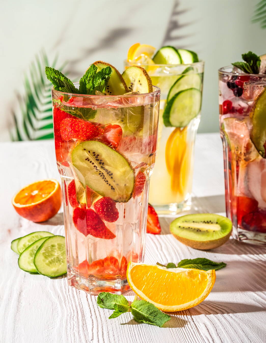 Aromatisez votre eau avec des fruits frais, des légumes et des herbes. Vous profitez ainsi d’une boisson rafraîchissante, savoureuse et saine – sans sucre et riche en vitamines.

