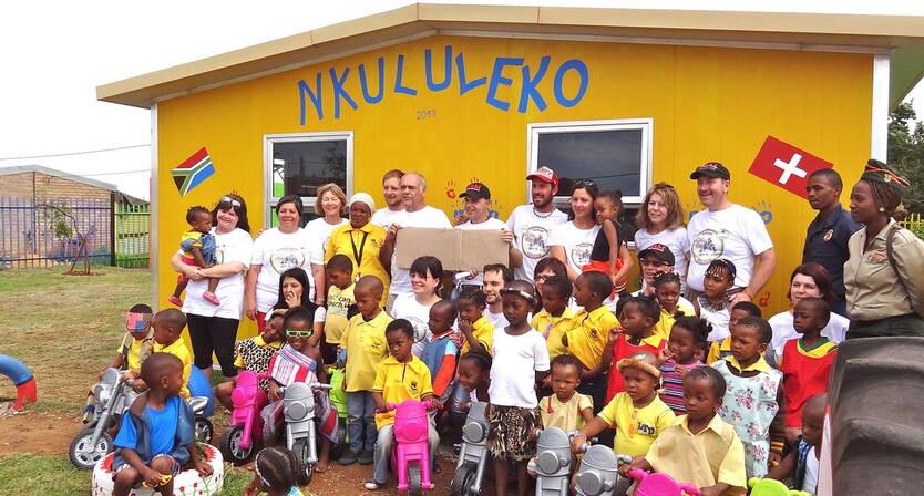 Vor zwei Jahren war unser Team im Einsatz in Südafrika. Dank dem grossen Engagement des Einsatzteams und den grosszügigen Spenderinnen und Spendern, konnte die KITA Nkululeko neu gebaut werden.