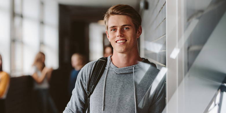 Maturité Quelles sont les exigences pour fréquenter l'école secondaire ? Qu'est-ce que les élèves du Gymnase doivent prendre en considération ? Quel genre d'assurance est nécessaire pour les élèves du secondaire ? Quel est le taux d'inscription en Suisse ? Quelle est la différence avec le certificat de fin d'études professionnelles ?