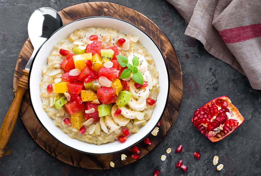 Porridge – iniziare la giornata in modo dolce e ricco di nutrienti Con miele, frutta e un tocco di cannella, il classico porridge diventa una delicata fonte di energia. Favorisce la digestione e aiuta contro la nausea in gravidanza.
