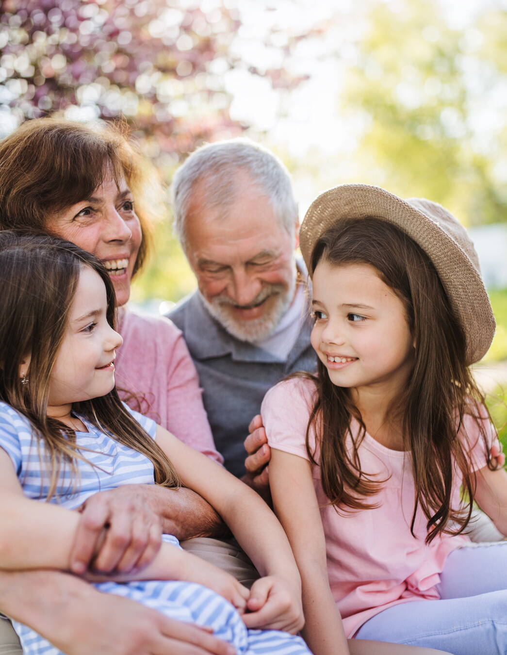 Generationen verbinden. Gemeinschaft stärken. Mehrgenerationenfamilie verbringt gemeinsam Zeit im Freien. Das Bild steht für Gemeinschaft, Solidarität und die Weitergabe von Werten innerhalb der PRO LIFE Solidargemeinschaft.