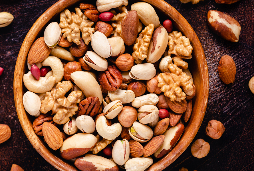Pacchetti di energia ricchi di nutrienti per ogni giorno Una ciotola di legno con un mix di mandorle, noci e semi di girasole – una carica naturale di energia per una pausa durante la giornata
