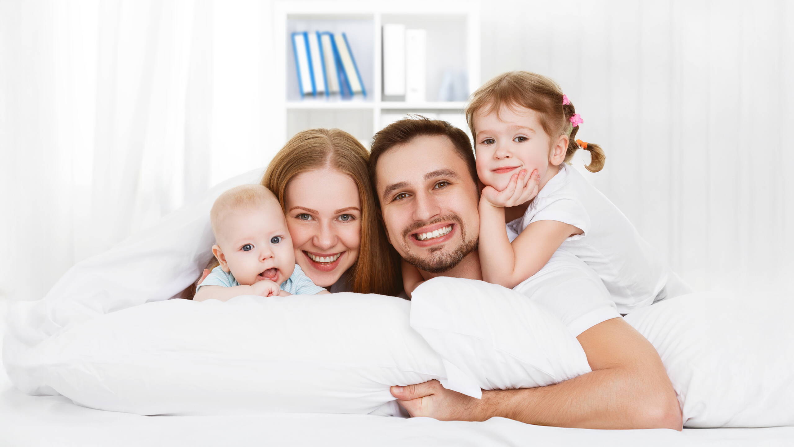 La famiglia sorridente rappresenta la gioia di vivere e la sicurezza – valori che PRO LIFE promuove con la sua soluzione cassa malati da oltre 30 anni.