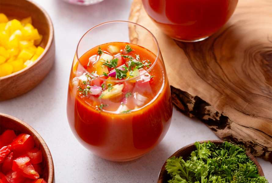 Gazpacho di pomodori – il grande classico per le giornate calde Questa zuppa fredda con pomodori, peperoni e cetriolo è veloce da preparare e porta un’atmosfera da vacanza direttamente a casa sua.