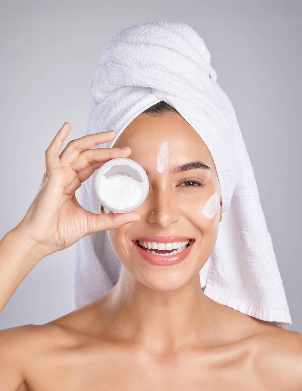 Pelle secca, sensazione di tensione e prurito? Con la cura giusta, la sua pelle rimane morbida anche in inverno. Consigli e ricetta fai da te inclusi.

