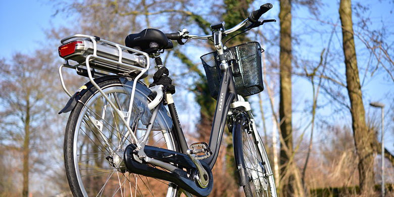 Welche Versicherung benötigen Sie, um Ihr Velo (Fahrrad) oder E-Bike zu versichern? Zahlt die Hausratversicherung bei einem Schaden? Benötigen Sie ein Kontrollschild für Ihr E-Bike? Lesen Sie nach, wie Sie Ihr Velo oder E-Bike richtig pflegen und erfahren Sie, wie der Akku Ihres E-Bikes länger durchhält. 