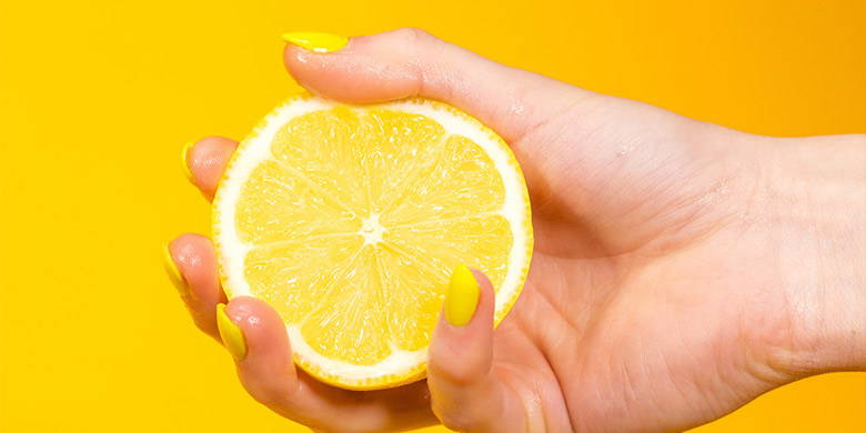 Blog Grossesse - Les masques faits maison : Notre masque au citron. L'acide citrique organique contenu dans le citron réduit les pores de façon naturelle et assure une apparence fine et uniforme de la peau. La vitamine C contenue dans le citron resserre également la peau efficacement. 