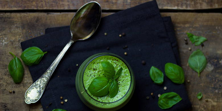 Soupe froide aux pois et au basilic - Les jours chauds et les nuits tropicales, il est particulièrement important de boire suffisamment. La nourriture est difficile pour beaucoup de gens à des températures supérieures à 25 degrés, parce que le corps est occupé avec l'auto-refroidissement, de sorte qu'il ne reste pas d'énergie pour la prise de nourriture et la digestion.