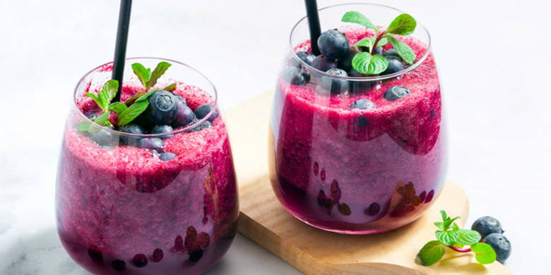 Blog Schwangerschaft – Rezept Heidelbeer-Minz-Smoothie. Heidelbeeren sind äusserst kalorienarm & enthalten viel gesundes Vitamin C. Dadurch entsteht ein köstlicher Smoothie, der auch gleich noch die Verdauung reguliert. Noch Crushed Ice oder eisgekühltes Wasser beifügen bis zur gewünschten Konsistenz