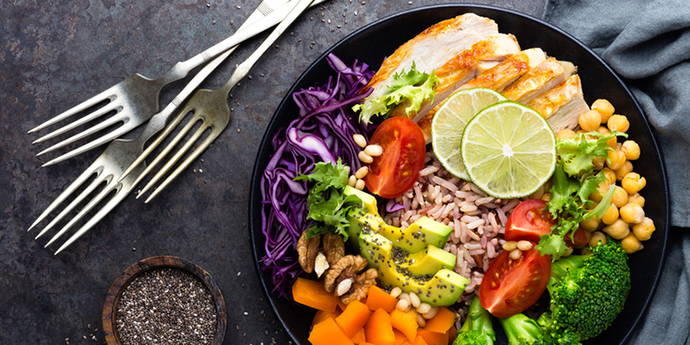 Food Bowl bezeichnet das traditionelle Essen im asiatischen Raum. Traditionell nimmt man das Mahl gemeinsam in Achtsamkeit und Stille zu sich, besinnt sich auf den Grundgedanken was Körper und Geist benötigen und zeigt Dankbarkeit. Ziel ist, nur so viel zu sich nehmen, um den Energiebedarf zu decken.