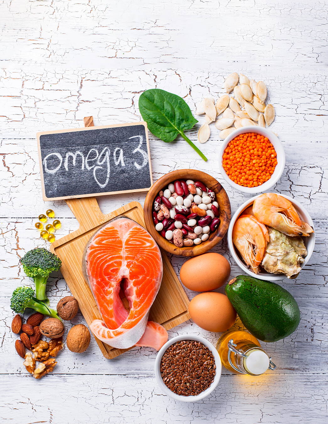 Lachs, Nüsse, Samen, Hülsenfrüchte und Gemüse zeigen dir eine vielseitige Auswahl an Lebensmitteln, mit denen du deinen Bedarf an Omega‑3‑Fettsäuren in der Schwangerschaft decken kannst.