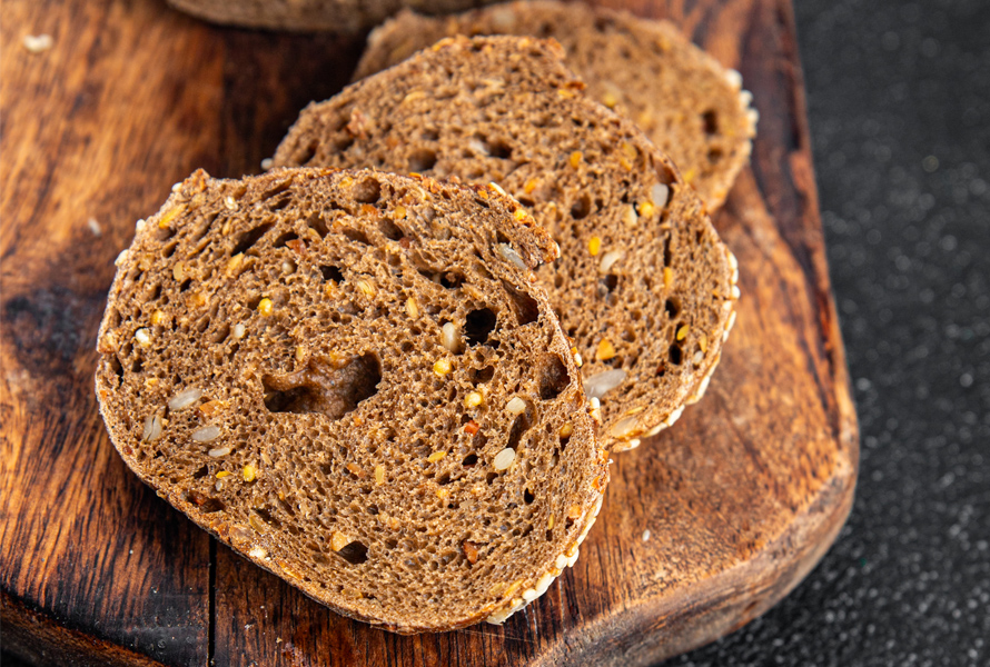 Vollkornbrot mit Nussaroma Vollkornbrot liefert nicht nur viel Folat, sondern auch wertvolle Ballaststoffe, Mineralstoffe und mehrfach ungesättigte Fettsäuren.
