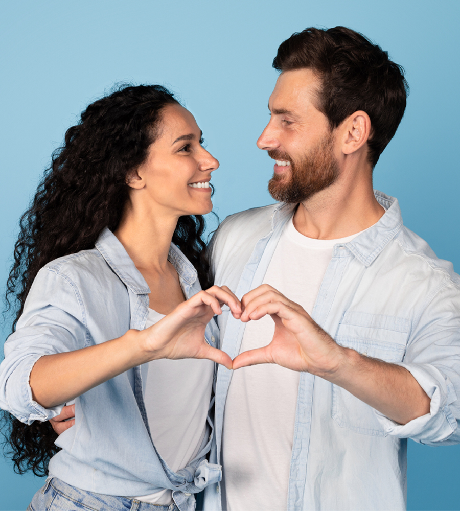 Un cœur qui unit Un couple forme un cœur avec ses mains – un symbole fort de bienveillance, de solidarité et des valeurs portées par PRO LIFE.