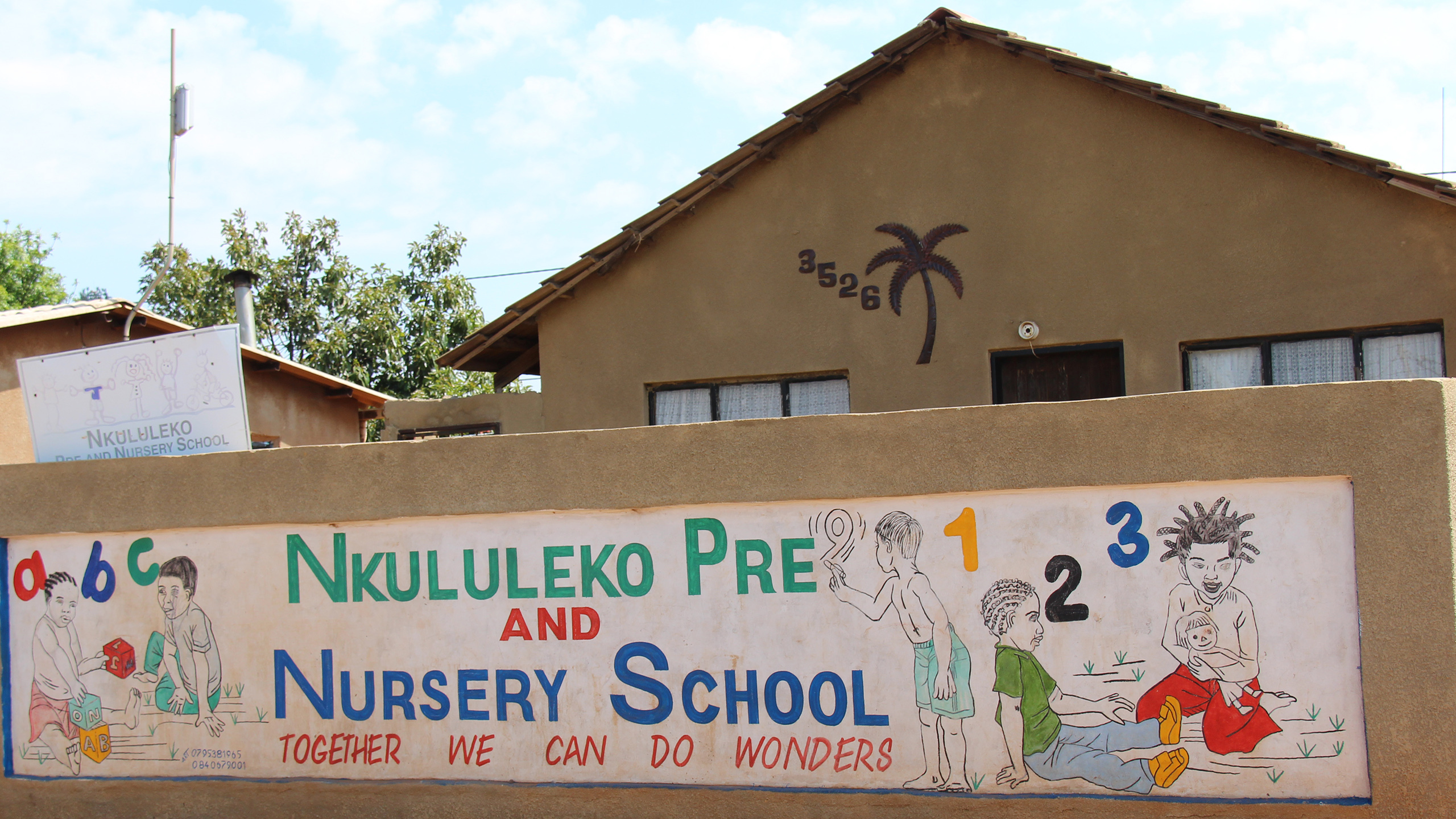 Die Aussenansicht der KITA Nkululeko vor dem Neubau durch das Bauteam.