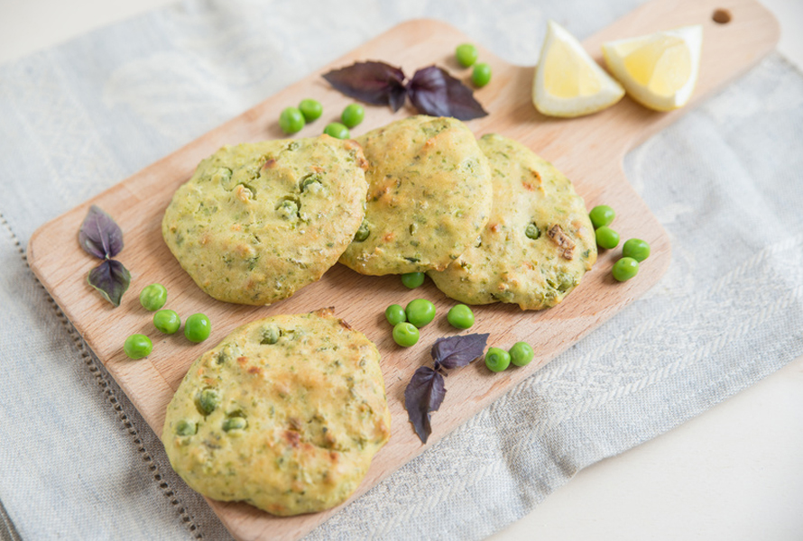 Frittelle fresche di piselli e menta per i piccoli buongustai Frittelle fresche con piselli verdi, patate, menta e farina di farro – una gustosa alternativa dal primo compleanno