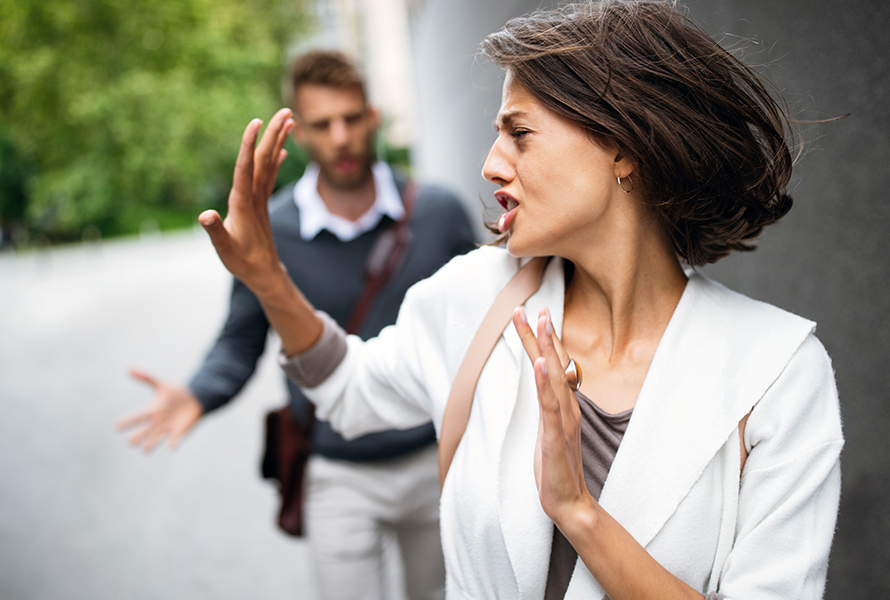 Streitendes Paar Ein Paar diskutiert angespannt – eine Schwangerschaft kann die Partnerschaft belasten, Beratungsangebote unterstützen in schwierigen Situationen.