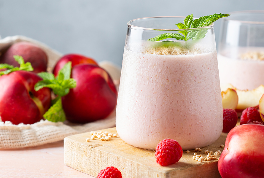 Himbeer-Pfirsich Smoothie Ein frisches Glas Smoothie mit Himbeer- und Pfirsichgeschmack – lecker, gesund und ideal für die Flüssigkeitsaufnahme in der Schwangerschaft.