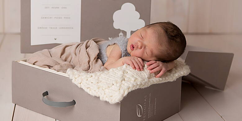 Das FELICITAS-Baby-Geschenkpaket | Felicitas Koffer Das früher unter der Bezeichung "Felicitas Koffer" bekannte Köfferchen von FELICITAS überzeugt durch seinen vielseitigen Inhalt. Wir als Familienverein PRO LIFE schenken den Empfänger*innen ein hochwertiges & nachhaltiges Produkt nach Wahl aus 100%ig biologisch abbaubarem Naturkautschuk.