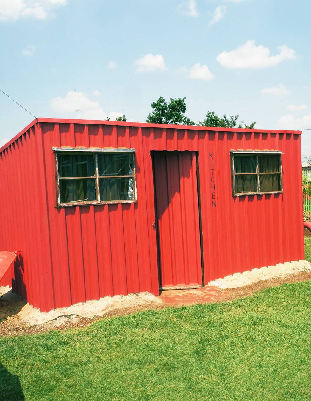 Die neue Küche – bereit für den Alltag Das Küchengebäude mit rotem Anstrich ersetzt das Provisorium und bietet endlich passende Bedingungen für die tägliche Essenszubereitung.