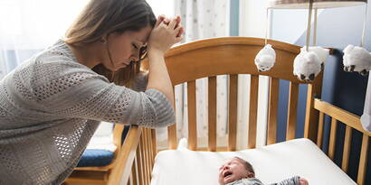 Depressione post-partum - La nascita di un bambino è di solito un evento gioioso. Ma può succedere che una depressione post-partum (baby blues) renda impossibile il sentimento di felicità. In questo caso, la persona interessata dovrebbe cercare un aiuto professionale - preferibilmente con il bambino. 