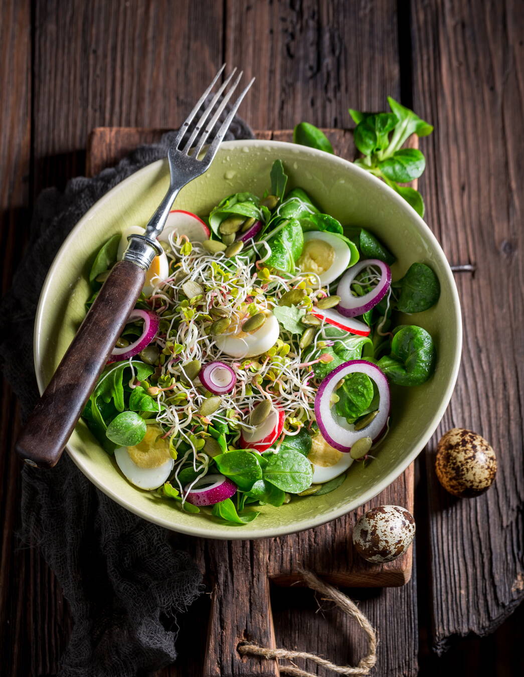 Acide folique: un élément essentiel pour votre bébé L’acide folique réduit le risque de malformations chez l’enfant. Découvrez quels aliments sont particulièrement riches en folates et quand les comprimés sont utiles.