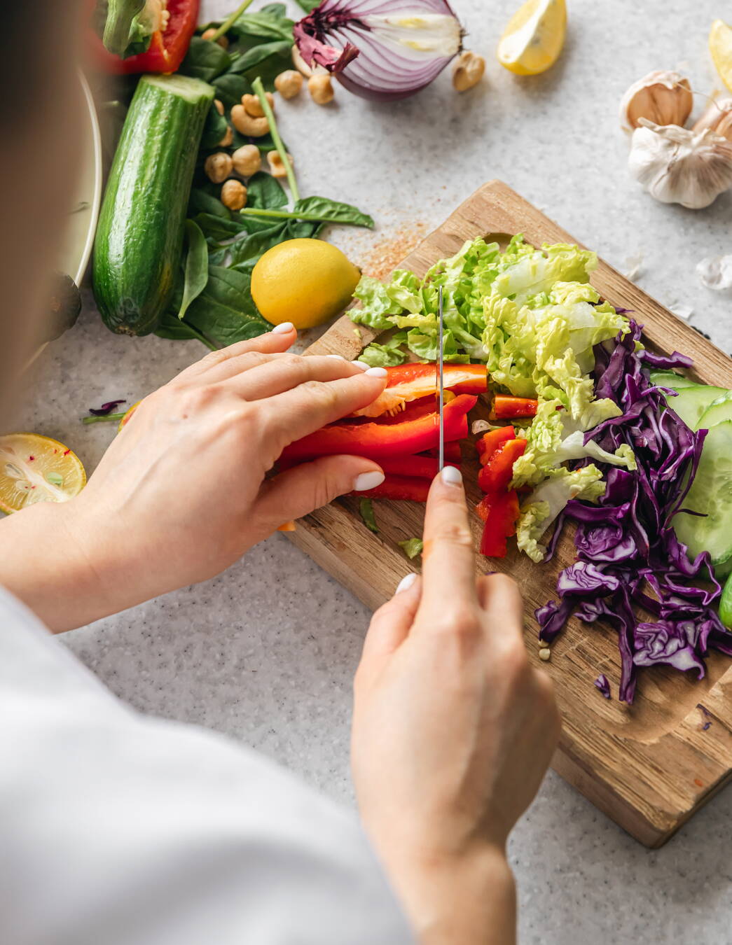 Gut essen für zwei – aber nicht doppelt In der Schwangerschaft steigt der Nährstoffbedarf – nicht aber der Kalorienbedarf. Lesen Sie, wie eine ausgewogene Ernährung Ihr Wohlbefinden und die Entwicklung Ihres Kindes unterstützt.