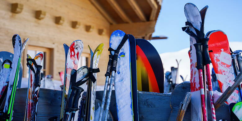 Qui prend en charge les frais en cas de vol ou de détérioration du matériel de ski ou de snowboard loué? Que se passe-t-il si ce sont vos propres skis ou snowboards qui ont été volés ou endommagés par imprudence ? Y a-t-il une assurance pour cela?