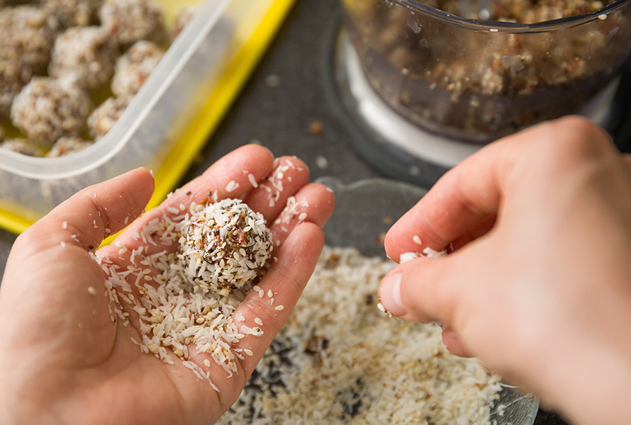 Vegane Stillkugeln mit Datteln, Aprikosen und Kokosraspeln Vegane Energy Balls aus Haferflocken, getrockneten Aprikosen, Cashewkernen und Ahornsirup, mit Anissamen für eine natürliche Unterstützung der Milchbildung.