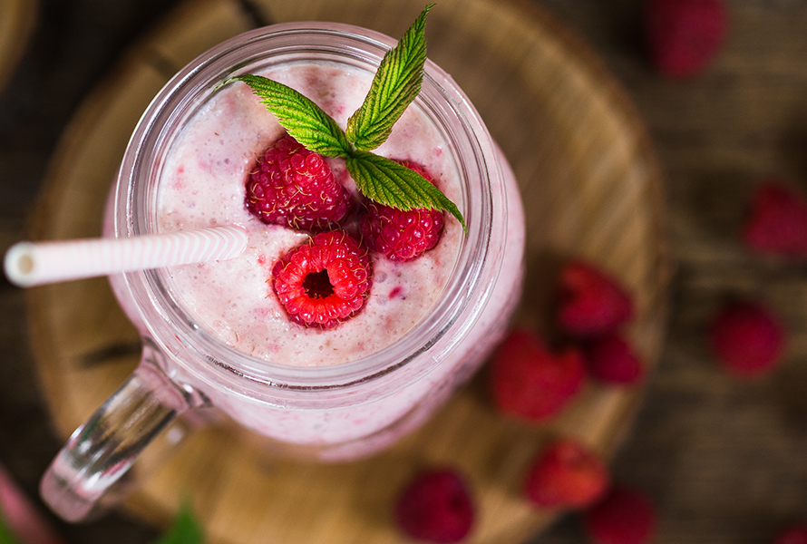 Ein frischer Himbeersmoothie im Glas von oben – ideal, wenn der Magen weniger Platz hat, aber Nährstoffe gefragt sind.