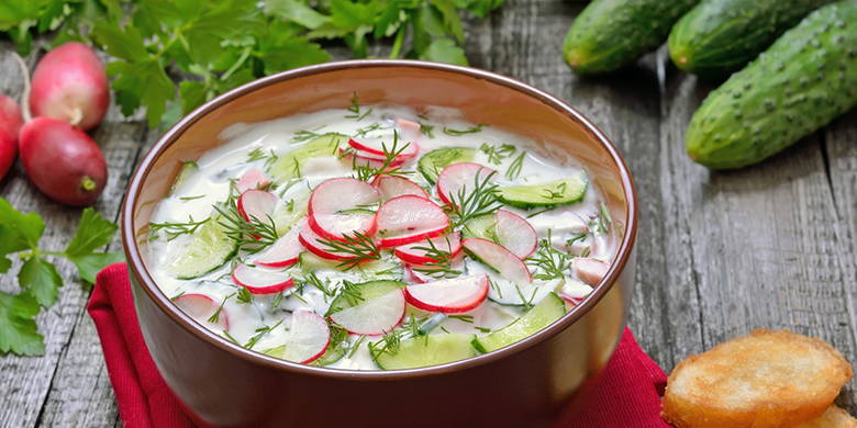 Kalte Joghurtsuppe – An heissen Tagen und tropischen Nächten ist es besonders wichtig, genug zu trinken. Essen fällt vielen Menschen bei Temperaturen über 25 Grad schwer, da der Körper mit der Eigenkühlung beschäftigt ist, so dass keine Energie mehr für die Nahrungsaufnahme und Verdauung übrig bleibt.