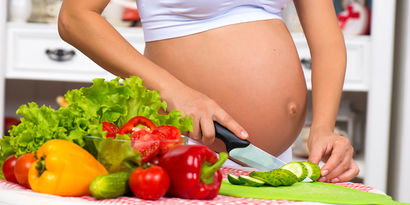 Schwangerschaftsblog – Ihre Ernährung. Frisches Gemüse und Früchte: Vitaminpower für Mutter und Kind. Rotes Fleisch, gesteigerter Eiweissbedarf, gesunde Öle und Fette, jodhaltige Fische, Folsäure und Folant gehören in den Speiseplan. Nehmen Sie genügend Flüssigkeit in Form von Wasser oder Tee zu sich. 