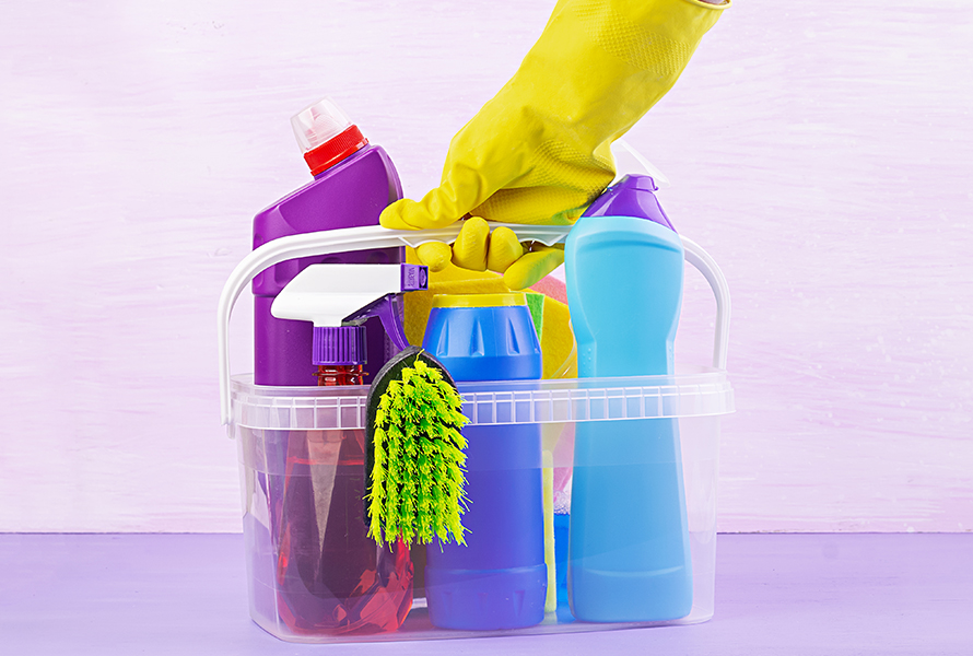 Haushaltshilfe nach der Geburt organisieren Ein Putzeimer mit Reinigungsmitteln und Bürste wird von einer Hand in Gummihandschuh gehalten – ein Symbol für Unterstützung durch Spitex oder Haushaltshilfe.