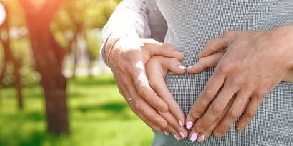 18. Schwangerschaftswoche. Kindsbewegungen – Schon bald spüren Sie die ersten zarten Kontaktaufnahmen. Während Sie sich bewegen, schläft Ihr Kind meist. Nicht mehr lange und der Vater ist ebenfalls in der Lage, die Kindsbewegungen durch Ihre Bauchdecke hindurch wahrnehmen.