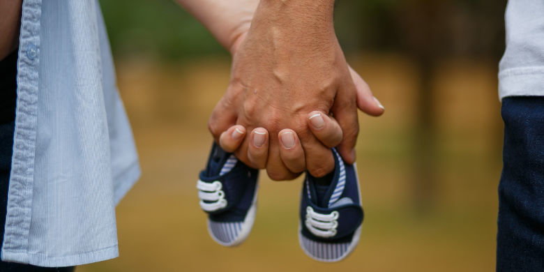 Miriam ist ungewollt schwanger. Sie hat mit ihrem Mann bereits eine 3jährige Tochter aber sie hatte es geahnt: "Mein Mann schreibt mit einer anderen Frau und umwirbt sie!" Das hat sie auf seinem Handy schwarz auf weiss gelesen. "So ein Schuft", denkt Miriam und "ich will das Kind auf keinen Fall behalten!"