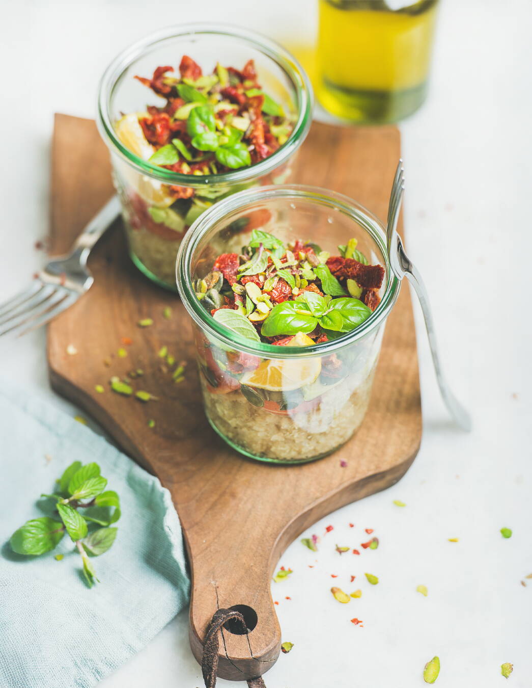 Meal Prep mal anders: Der Salat im Glas Ob fürs Büro oder unterwegs – mit dem Mason Jar Salad haben Sie eine gesunde, sättigende und vor allem leckere Mahlzeit stets griffbereit. Ganz einfach vorbereitet und ideal für heisse Tage.