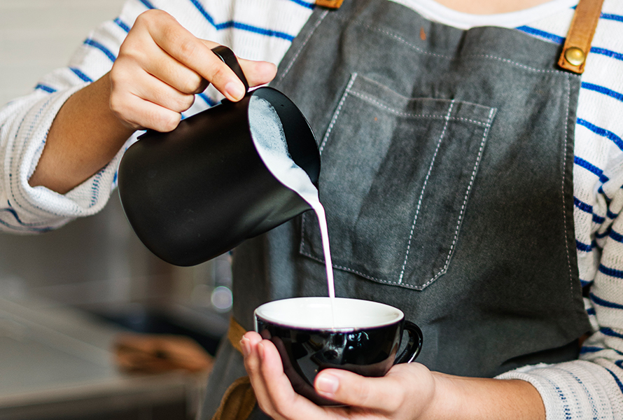 Barista bei der Arbeit Eine Barista bereitet Kaffee zu – auch in der Schwangerschaft gilt es, den Konsum von Koffein im Blick zu behalten.
