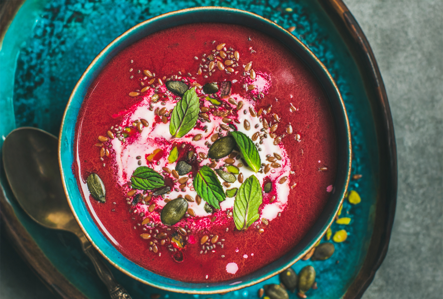 Gaspacho de betteraves – un apport coloré en fer Cette soupe froide à base de betteraves cuites n’est pas seulement savoureuse, elle vous apporte aussi du fer précieux pour plus d’énergie pendant les journées chaudes.