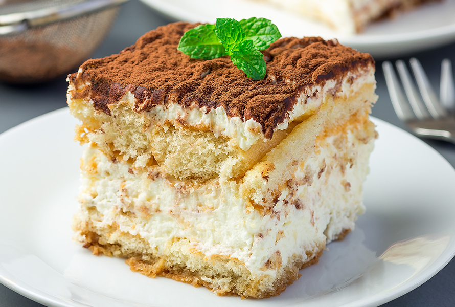 Ein Stück Tiramisu enthält rohe Eier, die wegen Salmonellenrisiko während der Schwangerschaft gemieden werden sollten.