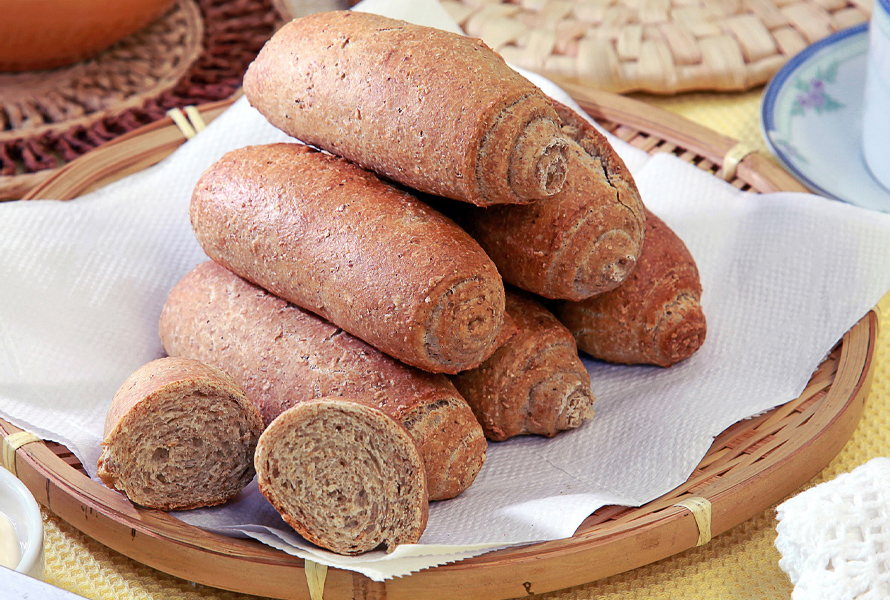 Petits pains complets roulés avec une touche brillante d’huile d’olive Petits pains fins à l’épeautre, roulés à la main et raffinés avec de l’huile d’olive – parfaits comme en-cas sain ou en accompagnement d’une soupe.