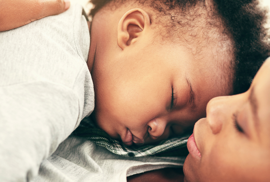 Chanter des berceuses Une chanson douce chantée par maman ou papa apaise et accompagne votre enfant vers le pays des rêves – la voix des parents crée un sentiment de proximité et de sécurité.