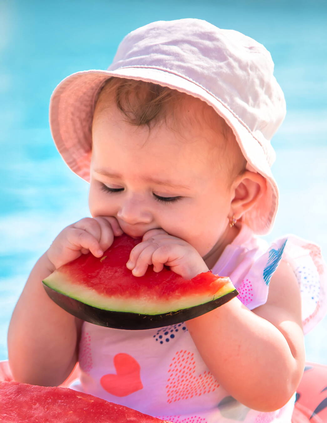 Qu’il s’agisse de pommes, de bananes ou de baies – de nombreux fruits conviennent très tôt comme collation saine pour les petits explorateurs. Nous vous montrons quels fruits sont adaptés à quel moment et à quoi vous devez faire attention.

